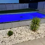 Design-villa Mit Privatem Pool & Stimmungsvoller Beleuchtung Villa
