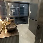 Design-villa Mit Privatem Pool & Stimmungsvoller Beleuchtung Villa