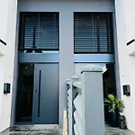 Design-villa Mit Privatem Pool & Stimmungsvoller Beleuchtung Linz