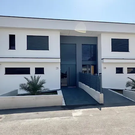 Design-villa Mit Privatem Pool & Stimmungsvoller Beleuchtung Linz