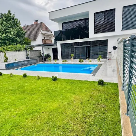 Villa Design-villa Mit Beheiztem Pool & Stimmungsvoller Beleuchtung