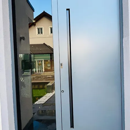 Design-villa Mit Privatem Pool & Stimmungsvoller Beleuchtung Linz