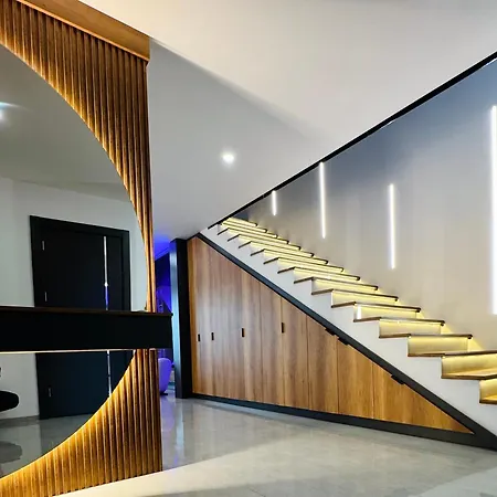 Design-villa Mit Privatem Pool & Stimmungsvoller Beleuchtung Linz