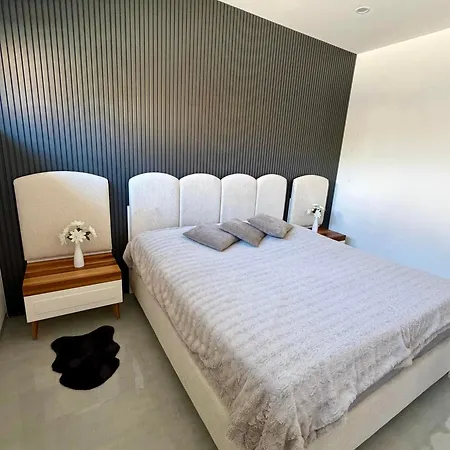 Design-villa Mit Beheiztem Pool & Stimmungsvoller Beleuchtung