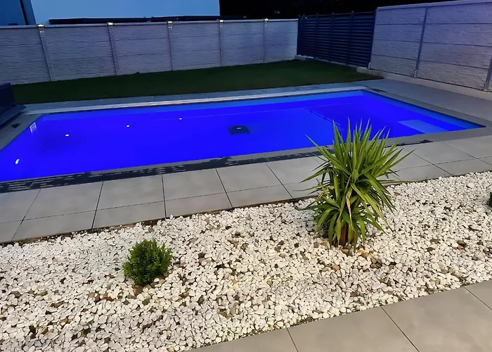 Design-villa Mit Privatem Pool & Stimmungsvoller Beleuchtung Villa