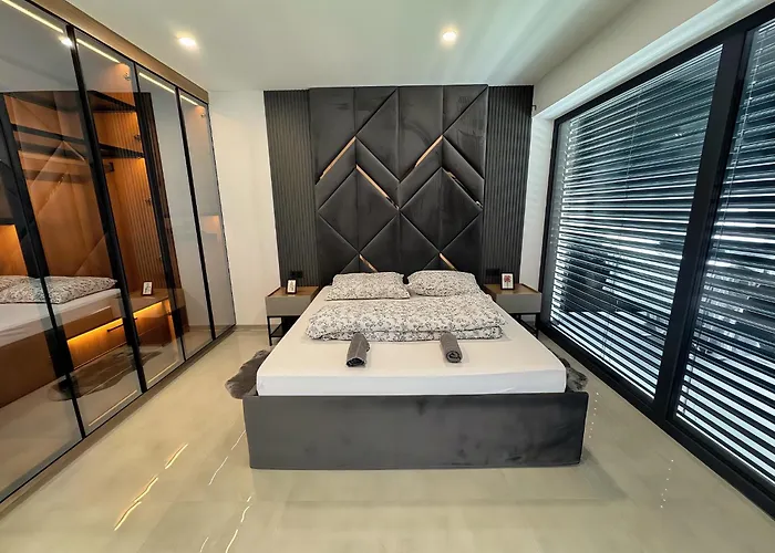 Design-villa Mit Privatem Pool & Stimmungsvoller Beleuchtung Вілла