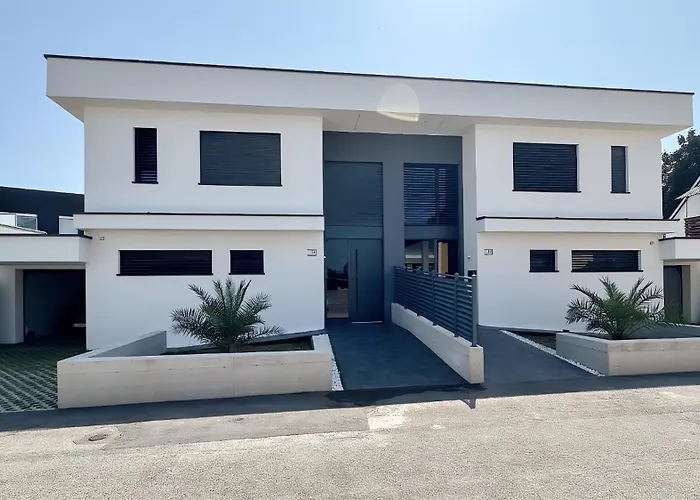 Design-villa Mit Privatem Pool & Stimmungsvoller Beleuchtung Linz