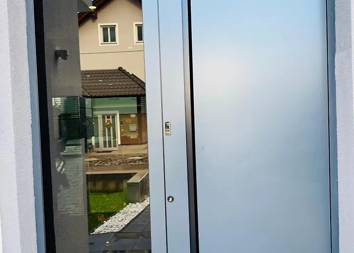 Design-villa Mit Privatem Pool & Stimmungsvoller Beleuchtung Linz