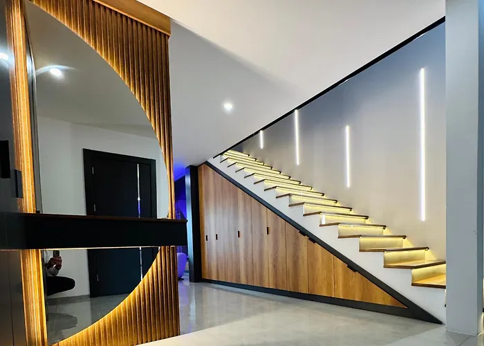 Design-villa Mit Privatem Pool & Stimmungsvoller Beleuchtung Linz