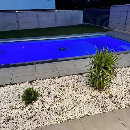 Design-villa Mit Beheiztem Pool & Stimmungsvoller Beleuchtung Villa