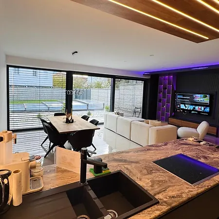 Design-villa Mit Beheiztem Pool & Stimmungsvoller Beleuchtung *